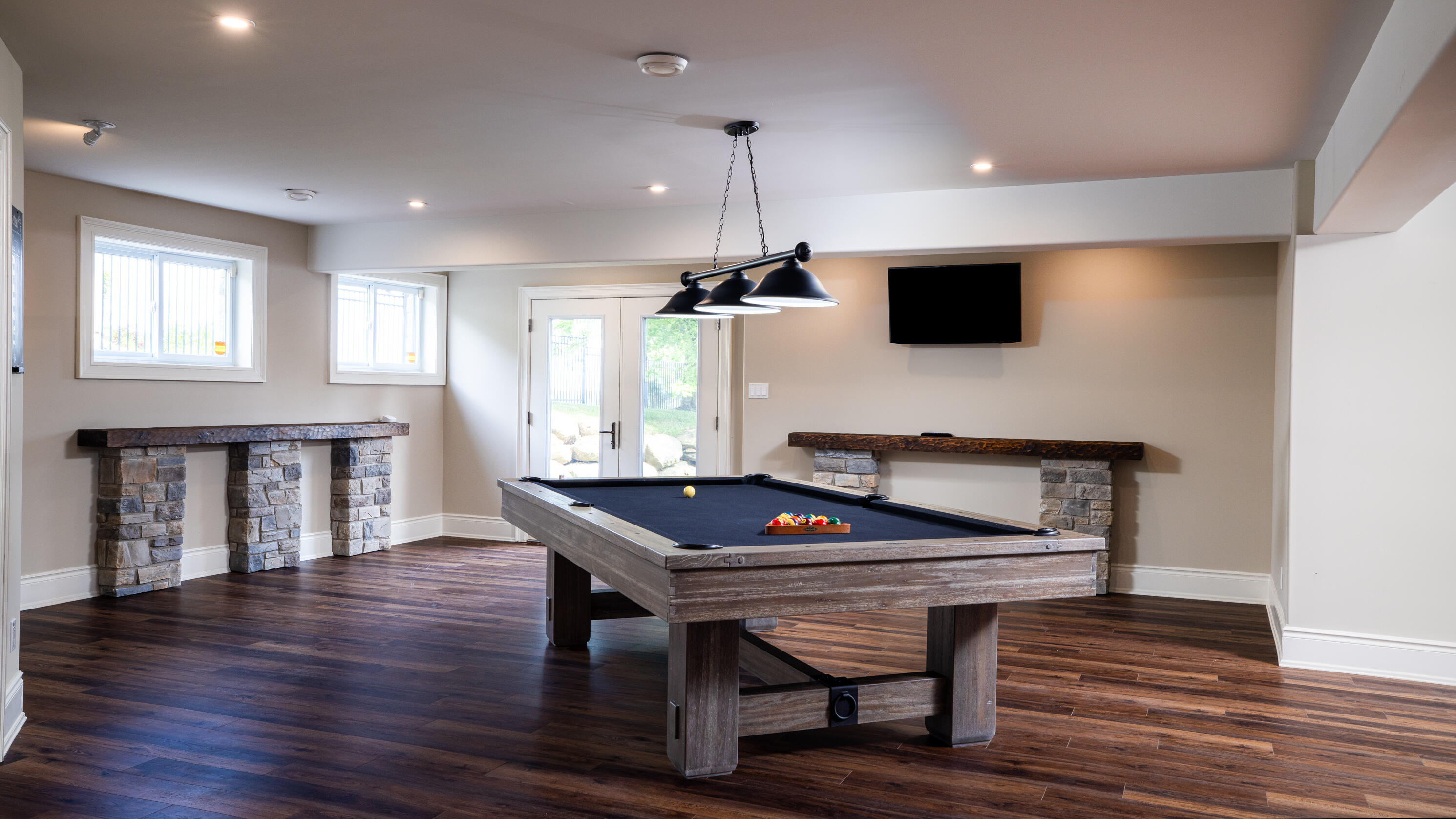 Play Pool and walk out to the Putting Green Pool Table with Putting Green walk out